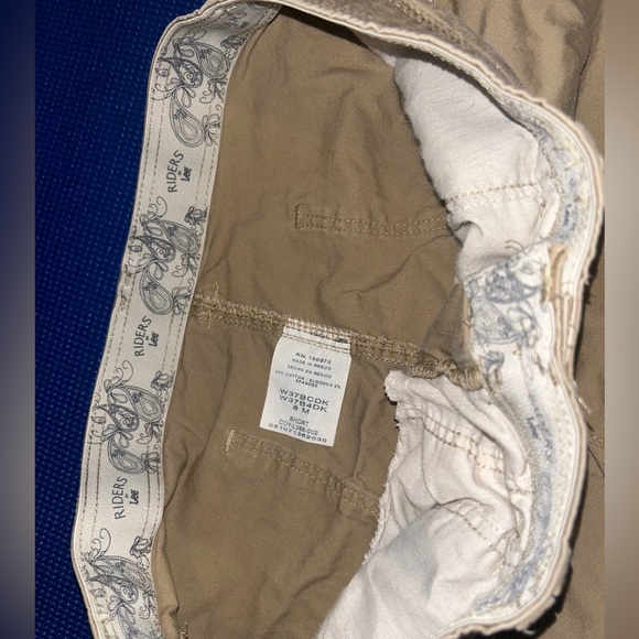 Riders by Lee Khaki Shorts Stretchy Waistband - Picture 3 of 3